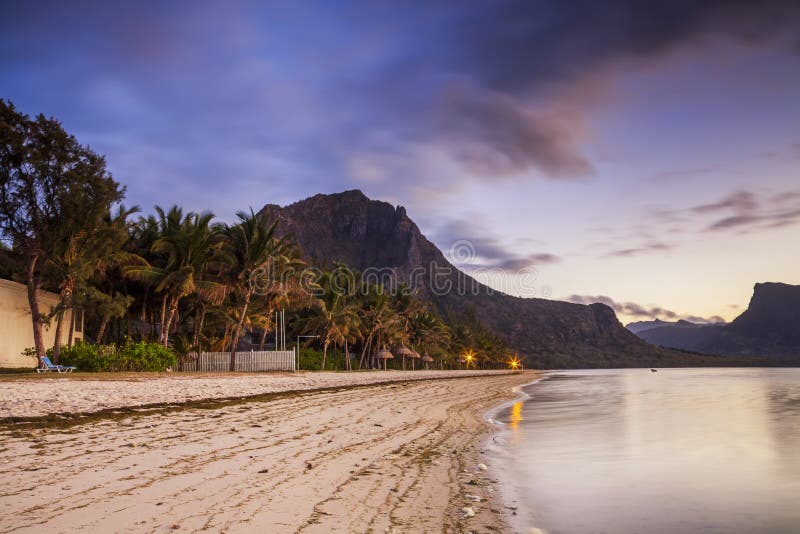 Playa arenosa del paraíso con las palmeras y las montañas en la puesta del sol imágenes de archivo libres de regalías Playa arenosa del paraíso con las palmeras y las montañas en la puesta del sol imágenes de archivo libres de regalías