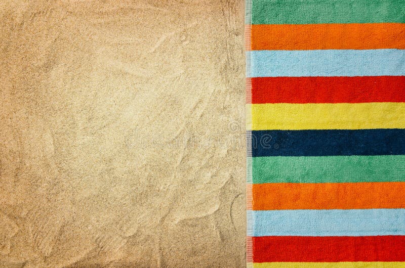 Playa arenosa y toalla de la visión superior Fondo con el espacio de la copia fotografía de archivo libre de regalías Playa arenosa y toalla de la visión superior Fondo con el espacio de la copia fotografía de archivo libre de regalías