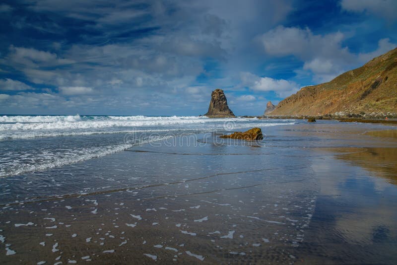 Playa Benijo Tenerife海滩上的宁静海岸景色，展示崎岖的岩层 库存照片