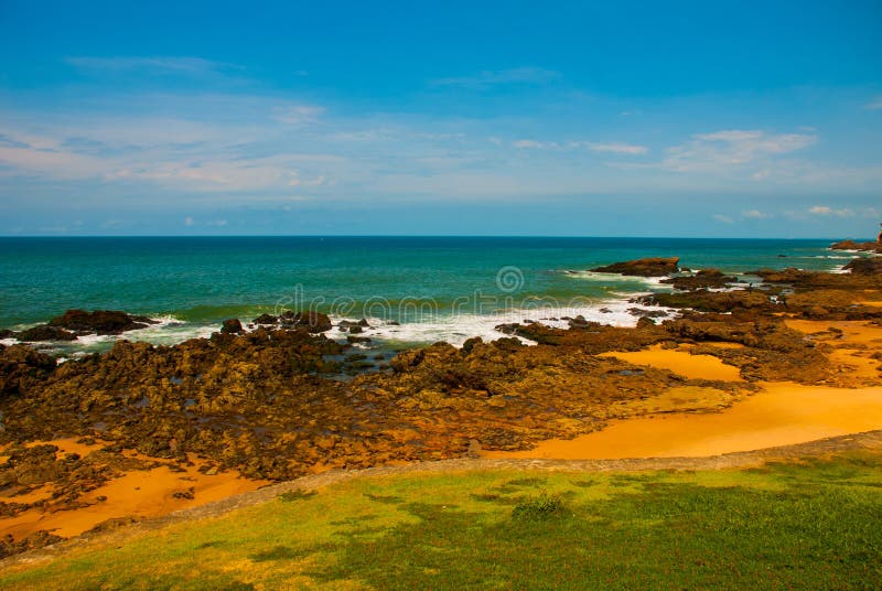 Playa brasile?a con la arena amarilla y mar azul en tiempo soleado brazil salvador 3d ilustraci?n tridimensional muy hermosa, fig foto de archivo Playa brasile?a con la arena amarilla y mar azul en tiempo soleado brazil salvador 3d ilustraci?n tridimensional muy hermosa, fig foto de archivo