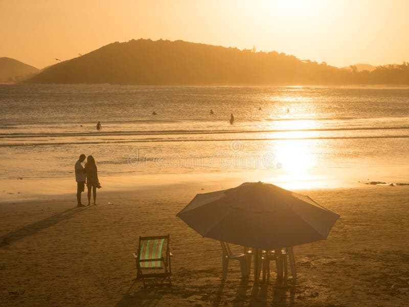 Playa de Geriba en la puesta del sol en Buzios, el Brasil imagen de archivo libre de regalías Playa de Geriba en la puesta del sol en Buzios, el Brasil imagen de archivo libre de regalías