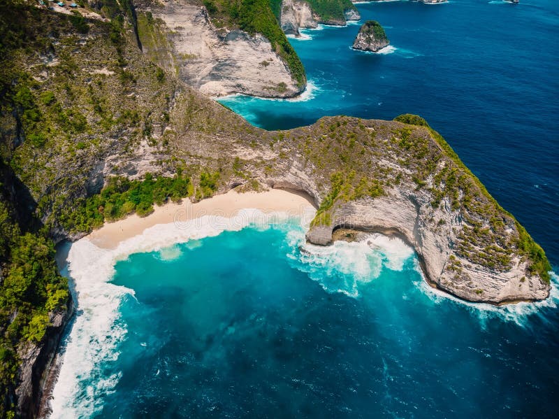 Playa de Kelingking en la isla de Nusa Penida Silueta del hombre de negocios Cowering imagen de archivo libre de regalías Playa de Kelingking en la isla de Nusa Penida Silueta del hombre de negocios Cowering imagen de archivo libre de regalías