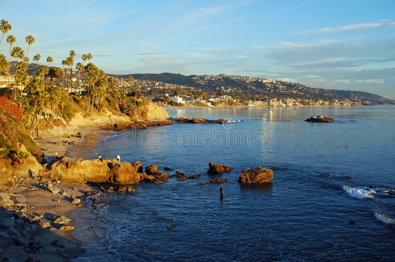 Playa de la pila de la roca debajo del parque de Heisler, Laguna Beach, California. foto de archivo libre de regalías Playa de la pila de la roca debajo del parque de Heisler, Laguna Beach, California. foto de archivo libre de regalías