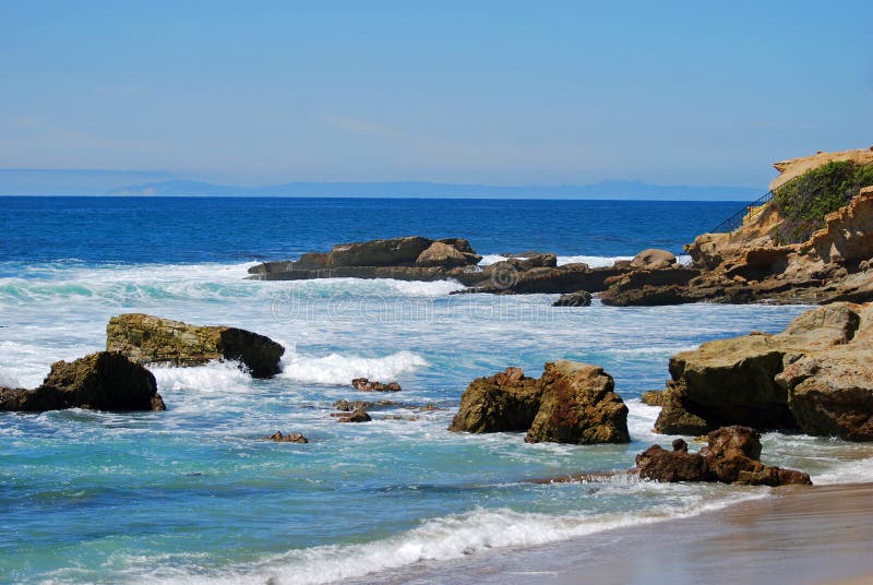 Playa de la pila de la roca debajo del punto del monumento, Laguna Beach fotografía de archivo libre de regalías Playa de la pila de la roca debajo del punto del monumento, Laguna Beach fotografía de archivo libre de regalías