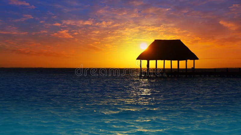 Playa de la puesta del sol de la isla de Holbox en México en el Caribe
