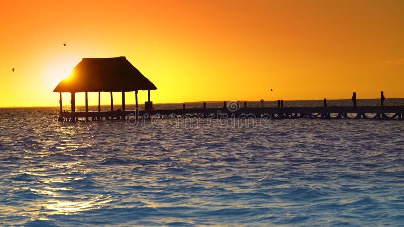 Playa de la puesta del sol de la isla de Holbox en México en el Caribe