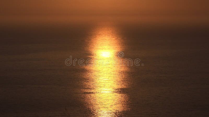 Playa de la puesta del sol, salida del sol en la costa, oc?ano en el ocaso en el verano, paisaje marino crepuscular