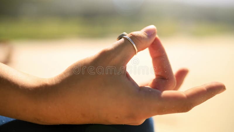 Playa de manos y cierre de la mujer haciendo un ejercicio de meditación para la salud y el bienestar zen. espiritual y zoom de cal
