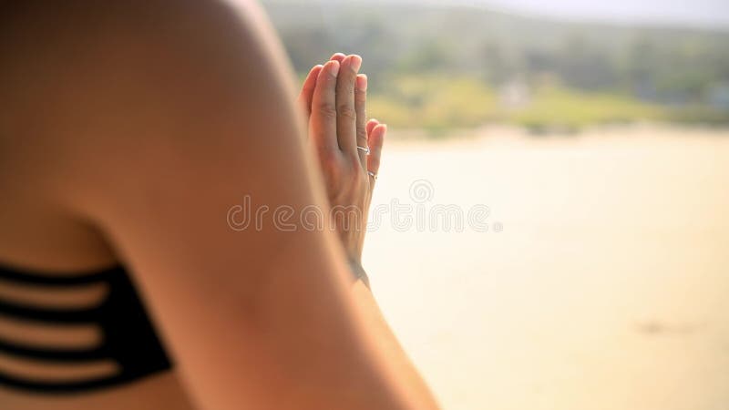 Playa de manos y cierre de la mujer rezando por un ejercicio de meditación para la salud y el bienestar zen. espiritual y