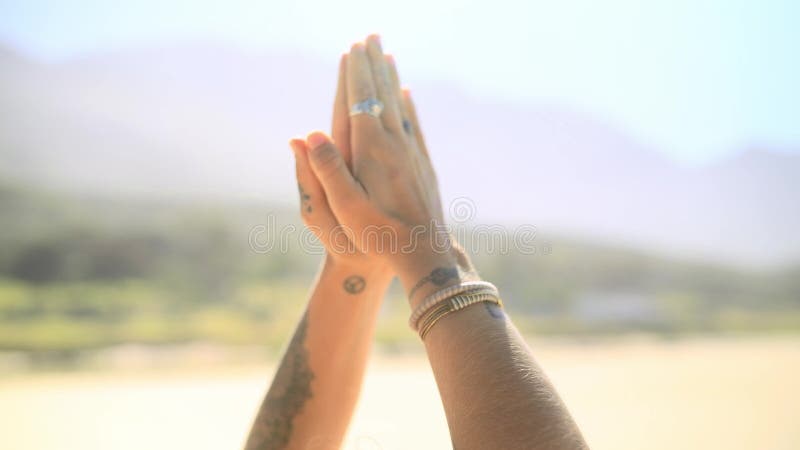 Playa de manos y cierre de la mujer rezando por un ejercicio de meditación para la salud y el bienestar zen. espiritual y