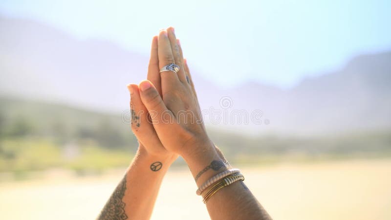 Playa de manos y clausura de una persona haciendo un ejercicio de meditación para la salud y el bienestar zen. espiritual y zoom d