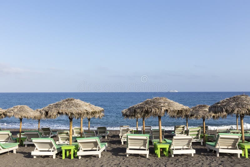 Playa de Perissa (playa negra) en la isla de Santorini, Grecia fotos de archivo Playa de Perissa (playa negra) en la isla de Santorini, Grecia fotos de archivo