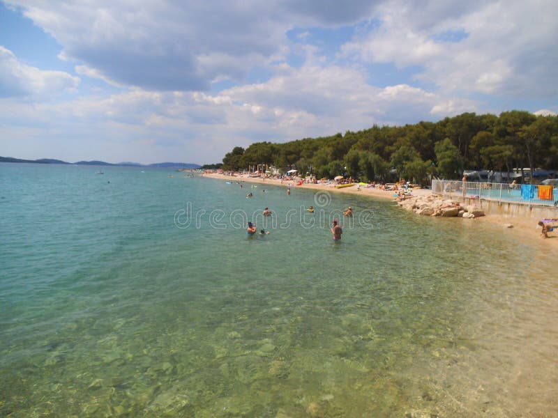 Playa de piedra en Sibenik en un día de verano imagenes de archivo Playa de piedra en Sibenik en un día de verano imagenes de archivo