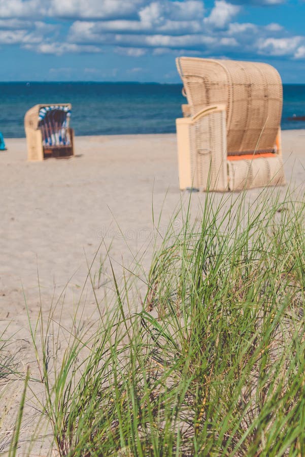 Playa de Sandy y sillas de playa de madera tradicionales Alemania septentrional, en la costa del mar Báltico imágenes de archivo libres de regalías Playa de Sandy y sillas de playa de madera tradicionales Alemania septentrional, en la costa del mar Báltico imágenes de archivo libres de regalías