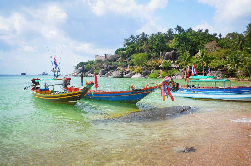 Playa de Tailandia. Barcos de Longtail en la playa y la selva de la KOH tao en el golfo de Tailandia