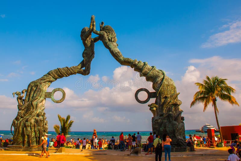 Playa del Carmen, maya de Riviera, México: Gente en la playa en Playa del Carmen Entrada a la playa bajo la forma de esculturas o imagen de archivo libre de regalías Playa del Carmen, maya de Riviera, México: Gente en la playa en Playa del Carmen Entrada a la playa bajo la forma de esculturas o imagen de archivo libre de regalías