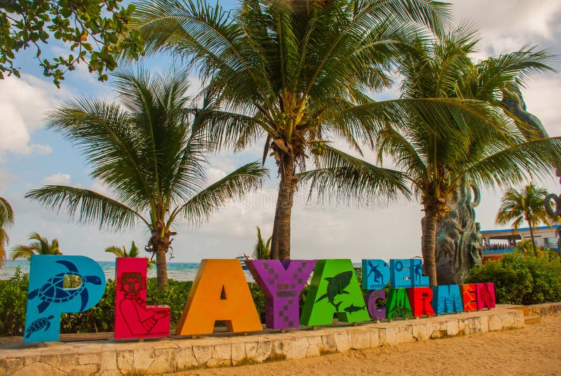 Playa Del Carmen, Meksyk: Otwiera widok ogromni słowa Playa plażą w playa del carmen, Riviera majowie, Meksyk