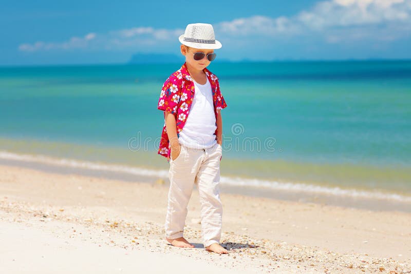 Playa del verano del muchacho que camina elegante lindo fotografía de archivo Playa del verano del muchacho que camina elegante lindo fotografía de archivo