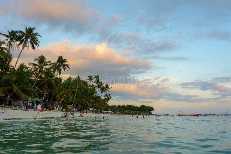 Playa en la puesta del sol, isla de Alona de Bohol imagen de archivo Playa en la puesta del sol, isla de Alona de Bohol imagen de archivo