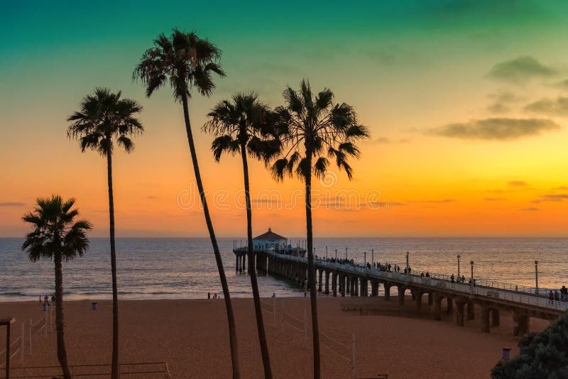 Playa en la puesta del sol, Los Ángeles de California