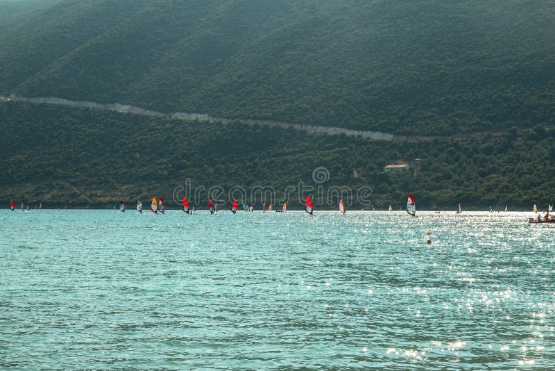Playa famosa con el viento que practica surf en la isla griega Lefkada foto de archivo libre de regalías Playa famosa con el viento que practica surf en la isla griega Lefkada foto de archivo libre de regalías