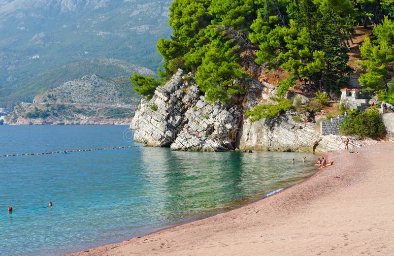 Playa famosa en la costa de Budva cerca de la isla Sveti Stefan, Montenegro foto de archivo libre de regalías Playa famosa en la costa de Budva cerca de la isla Sveti Stefan, Montenegro foto de archivo libre de regalías
