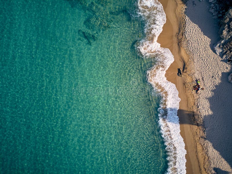 Playa hermosa con el tiro de la opini?n superior de la familia imagenes de archivo Playa hermosa con el tiro de la opini?n superior de la familia imagenes de archivo