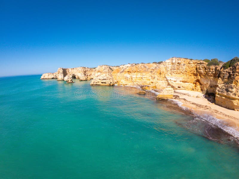 Playa hermosa de Praia De Marinha Most en Lagoa, Algarve Portugal Opini?n a?rea sobre los acantilados y la costa de Oc?ano Atl?nt fotos de archivo Playa hermosa de Praia De Marinha Most en Lagoa, Algarve Portugal Opini?n a?rea sobre los acantilados y la costa de Oc?ano Atl?nt fotos de archivo