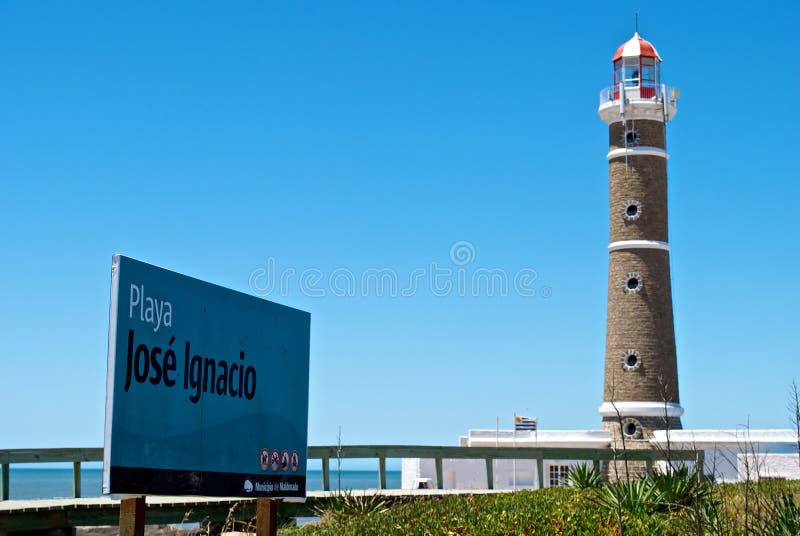 Zeichen der Playa Jos Ignacio neben seinem Leuchtturm.