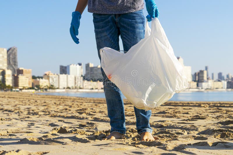 Playa Limpia De Plástico. Voluntarios Recogiendo De Botellas De Plástico De La Playa Y Poniéndola En Bolsas De Plástico Par Foto de archivo - Imagen de bolso, travieso: 175283658