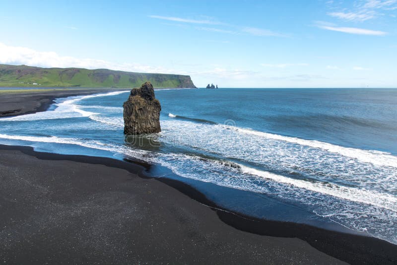Playa negra de la arena, orilla de Reynisfjara cerca del pueblo Vik, Océano Atlántico, Islandia fotografía de archivo Playa negra de la arena, orilla de Reynisfjara cerca del pueblo Vik, Océano Atlántico, Islandia fotografía de archivo