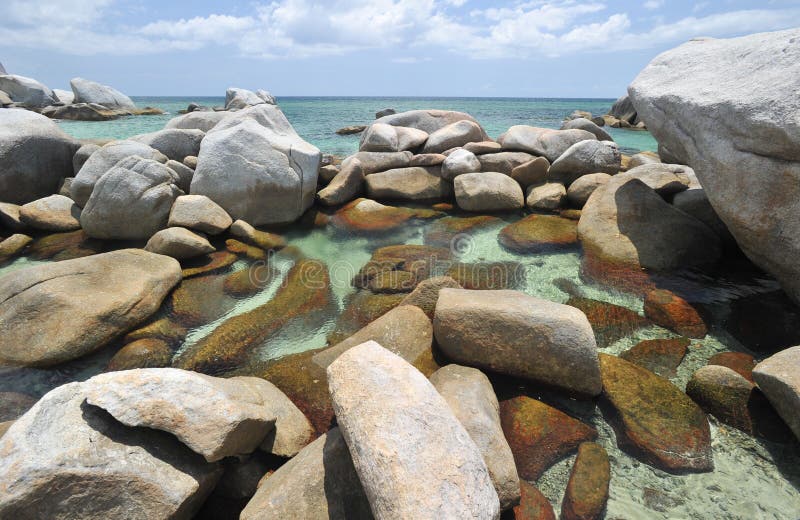 Playa rocosa exótica en el belitung Indonesia imagen de archivo libre de regalías Playa rocosa exótica en el belitung Indonesia imagen de archivo libre de regalías