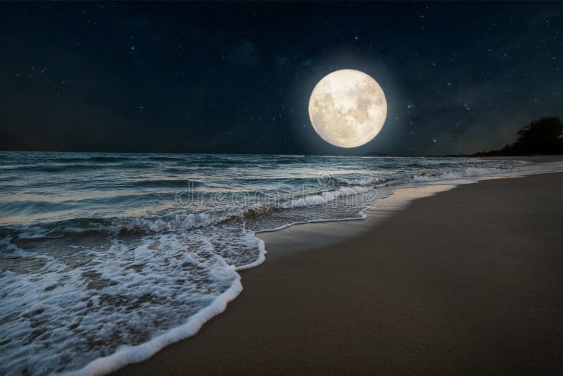 Playa romántica y luna llena con estrella. fotografía de archivo