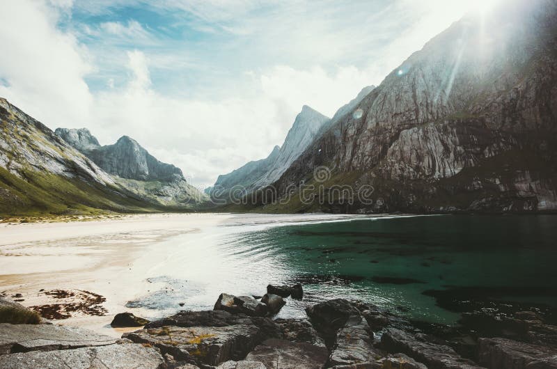 Playa salvaje Horseid del mar en las islas de Lofoten del paisaje de Noruega foto de archivo libre de regalías Playa salvaje Horseid del mar en las islas de Lofoten del paisaje de Noruega foto de archivo libre de regalías