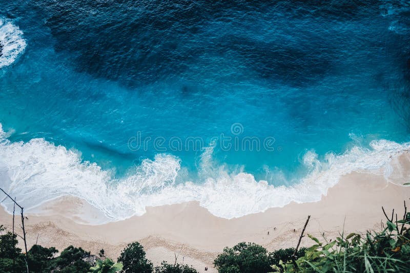 Playa salvaje, visión superior, ondas foto de archivo Playa salvaje, visión superior, ondas foto de archivo