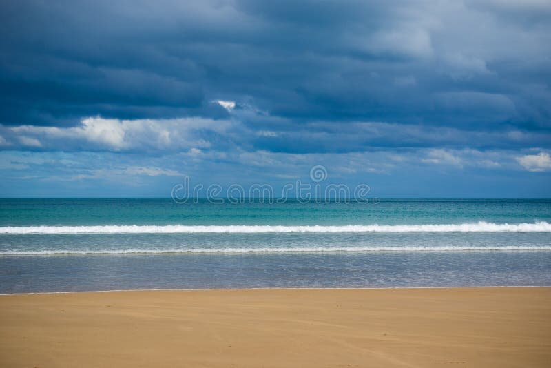 Playa tempestuosa imágenes de archivo libres de regalías Playa tempestuosa imágenes de archivo libres de regalías