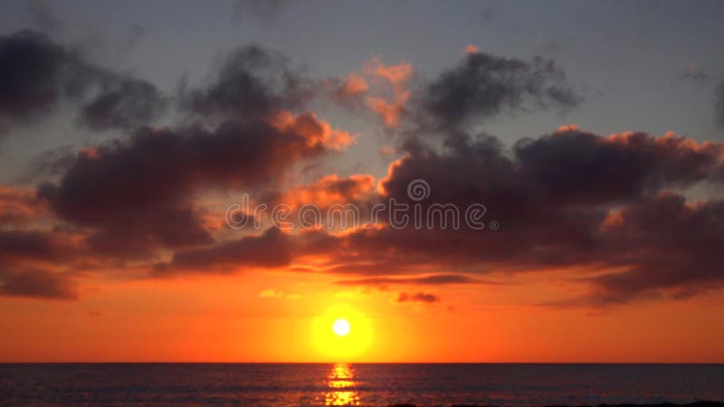 Playa Timelapse, salida del sol en la costa, vista al mar de la puesta del sol en el ocaso en verano