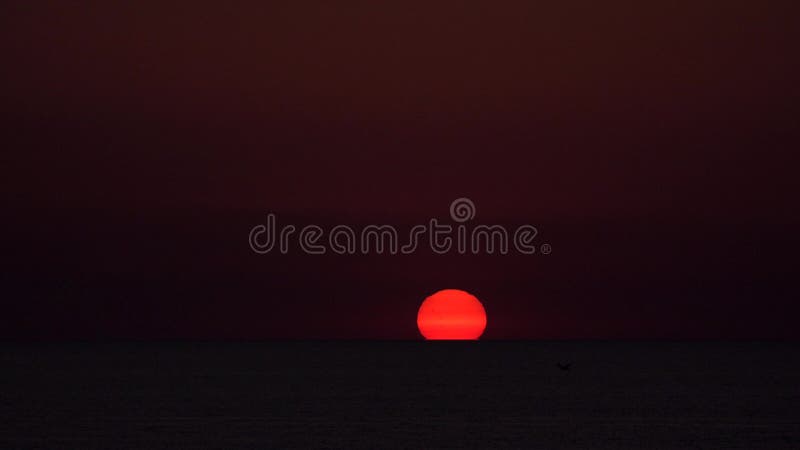 Playa Timelapse, salida del sol en la costa, vista al mar de la puesta del sol en el ocaso en verano
