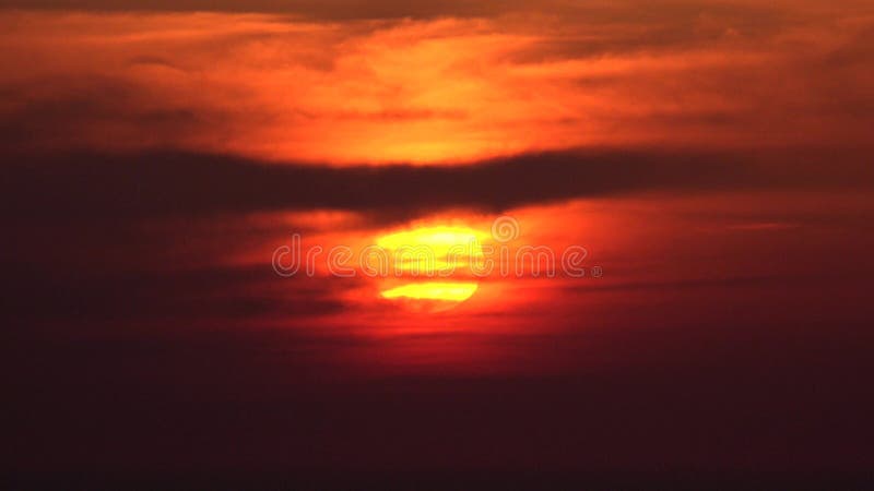 Playa Timelapse, salida del sol en la costa, vista al mar de la puesta del sol en el ocaso en verano