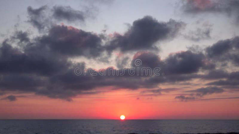 Playa Timelapse, salida del sol en la costa, vista al mar de la puesta del sol en el ocaso en verano