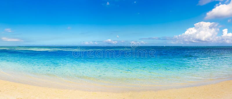 Playa tropical de Sandy Paisaje hermoso Panorama fotos de archivo libres de regalías Playa tropical de Sandy Paisaje hermoso Panorama fotos de archivo libres de regalías