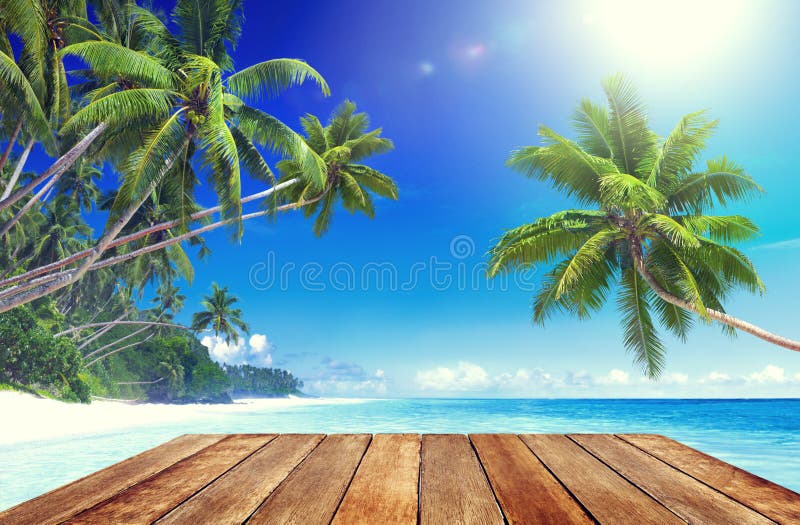 Playa tropical del paraíso y tablones de madera