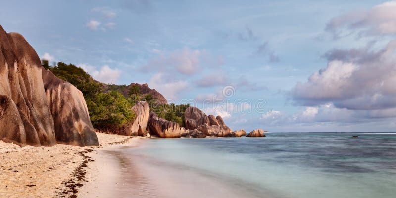 Playa Tropical Dichosa Perfecta Para Los Fondos De Pantalla Foto de archivo  - Imagen de contexto, vacaciones: 201509892