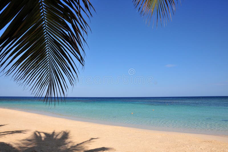 Playa tropical idílica imagen de archivo libre de regalías Playa tropical idílica imagen de archivo libre de regalías