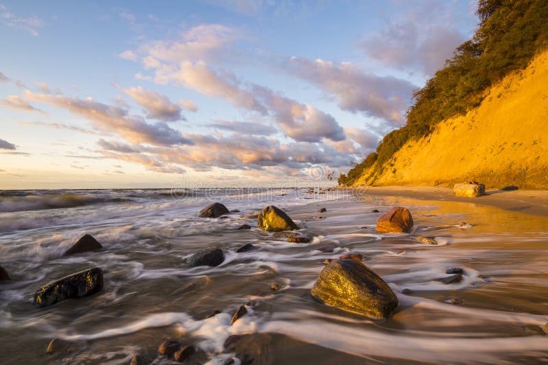Playa y acantilado en el parque nacional de Wolin teniendo en cuenta la puesta del sol maravillosa imágenes de archivo libres de regalías Playa y acantilado en el parque nacional de Wolin teniendo en cuenta la puesta del sol maravillosa imágenes de archivo libres de regalías