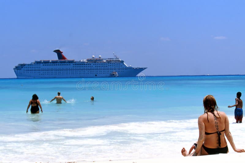 Playa y barco de cruceros Playa y barco de cruceros