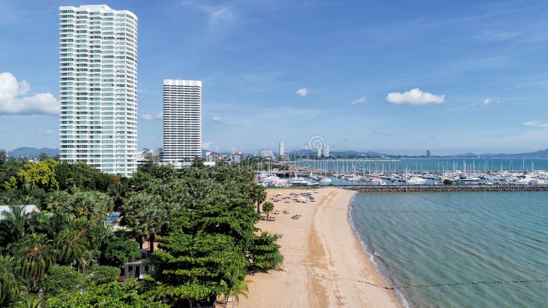 Playa y mar azul con los edificios Centro tur?stico y cielo azul Concepto de la naturaleza y del verano Visi?n a?rea por el abej? foto de archivo libre de regalías Playa y mar azul con los edificios Centro tur?stico y cielo azul Concepto de la naturaleza y del verano Visi?n a?rea por el abej? foto de archivo libre de regalías