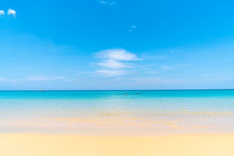 Playa y mar tropicales hermosos en la isla del paraíso fotos de archivo libres de regalías Playa y mar tropicales hermosos en la isla del paraíso fotos de archivo libres de regalías