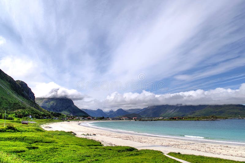 Playa y montañas hermosas en Noruega en las islas de Lofoten imágenes de archivo libres de regalías Playa y montañas hermosas en Noruega en las islas de Lofoten imágenes de archivo libres de regalías