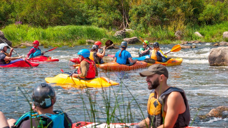 Playboat Une compagnie de jeunes kayakistes freestyle Une petite pause au cours d'une séance d'entraînement en eau vive images libres de droits Playboat Une compagnie de jeunes kayakistes freestyle Une petite pause au cours d'une séance d'entraînement en eau vive images libres de droits